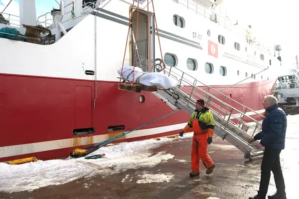 Corps récupéré par un chalutier livré aux quais de Båtsfjord 4 Corps récupéré par un chalutier livré aux quais de Båtsfjord - 3