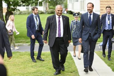 PHOTO : le prince héritier de Norvège Haakon rend visite à des jeunes et des volontaires locaux à Stovner - 20