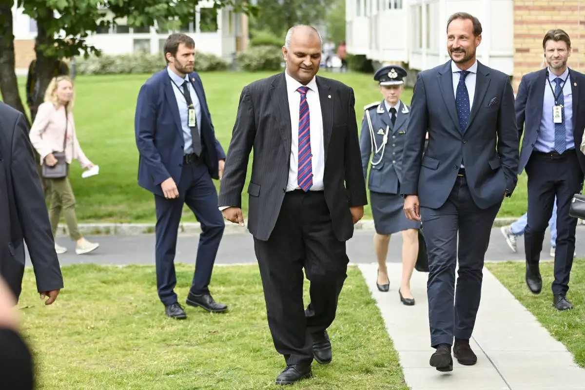 PHOTO : le prince héritier de Norvège Haakon rend visite à des jeunes et des volontaires locaux à Stovner - 3
