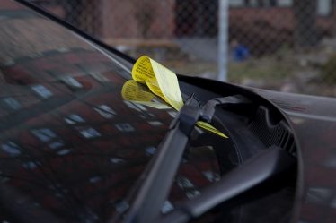 Deux hommes ont battu le gardien de parking après avoir reçu une amende - 16
