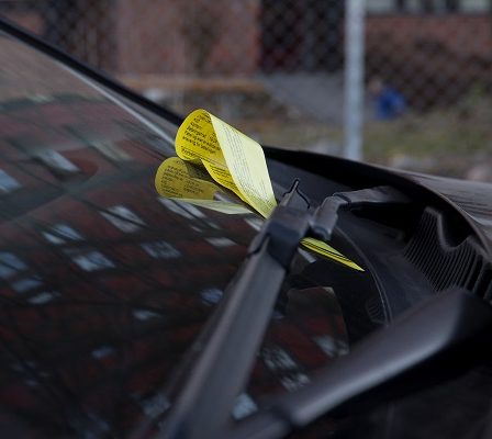 Deux hommes ont battu le gardien de parking après avoir reçu une amende 15 Deux hommes ont battu le gardien de parking après avoir reçu une amende - 14
