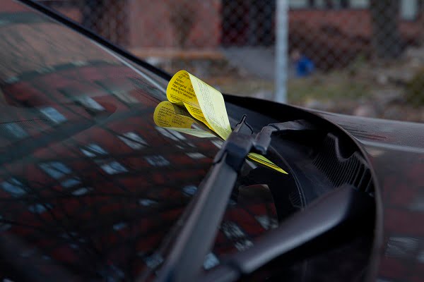 Deux hommes ont battu le gardien de parking après avoir reçu une amende 6 Deux hommes ont battu le gardien de parking après avoir reçu une amende - 5