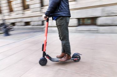 Un conducteur de scooter électrique grièvement blessé dans une collision avec un tramway sur rail à Bergen - 16