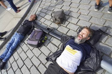 PHOTO : des militants d'Extinction Rebellion bloquent la route au Palais d'Oslo - 20