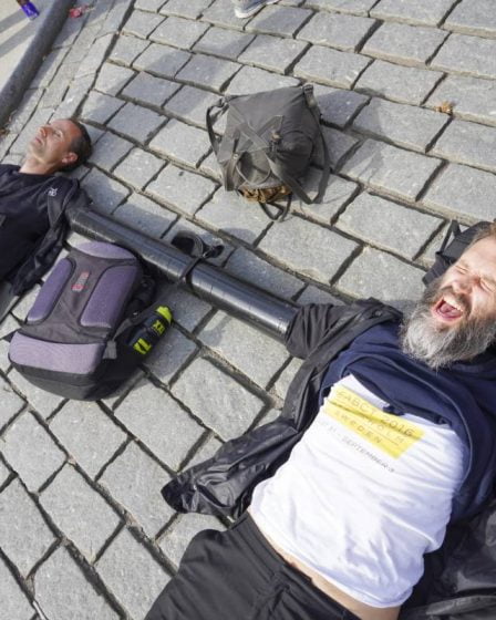 PHOTO : des militants d'Extinction Rebellion bloquent la route au Palais d'Oslo 24 PHOTO : des militants d'Extinction Rebellion bloquent la route au Palais d'Oslo - 23
