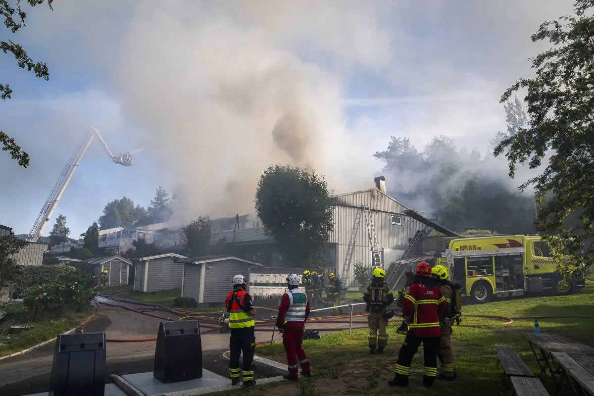 PHOTO : Maison en rangée détruite dans un incendie à Stovner à Oslo, 60 personnes évacuées 4 PHOTO : Maison en rangée détruite dans un incendie à Stovner à Oslo, 60 personnes évacuées - 3