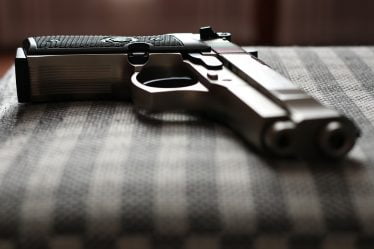 Trouvé plus de 10 armes de poing non enregistrées dans un appartement - 18