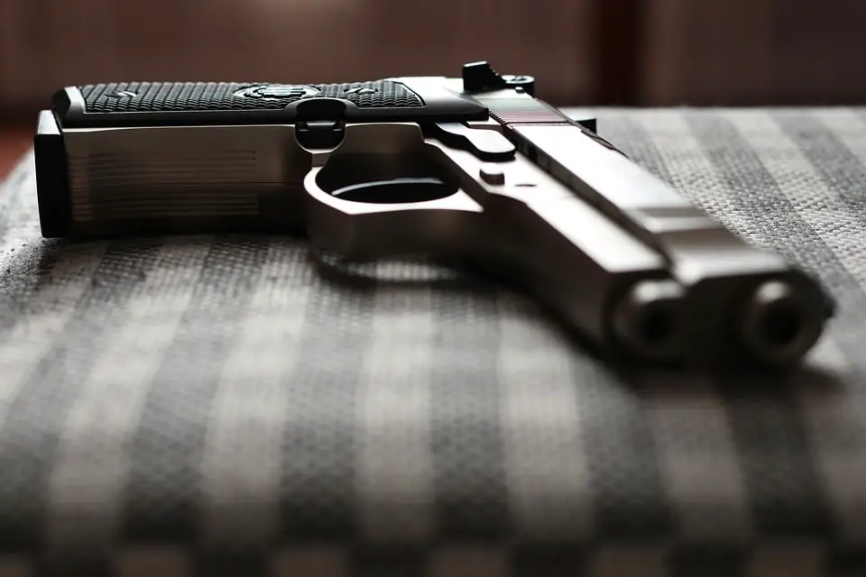 Trouvé plus de 10 armes de poing non enregistrées dans un appartement 4 Trouvé plus de 10 armes de poing non enregistrées dans un appartement - 3