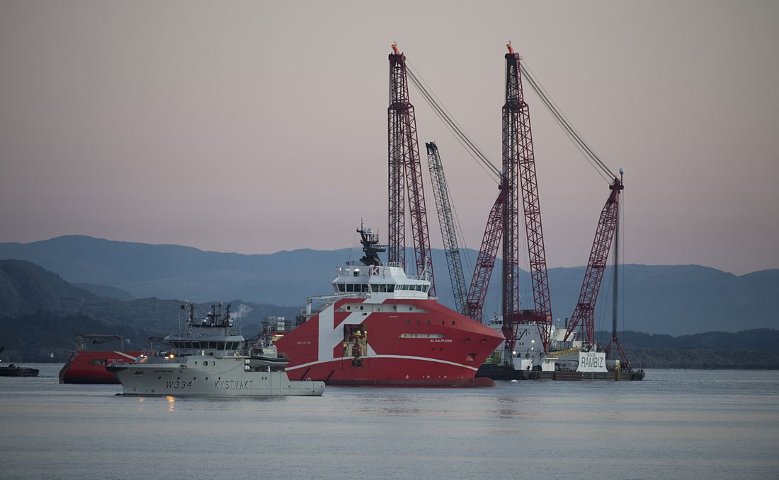 Des plongeurs de la marine arrivent au KNM «Helge Ingstad» 4 Des plongeurs de la marine arrivent au KNM «Helge Ingstad» - 3