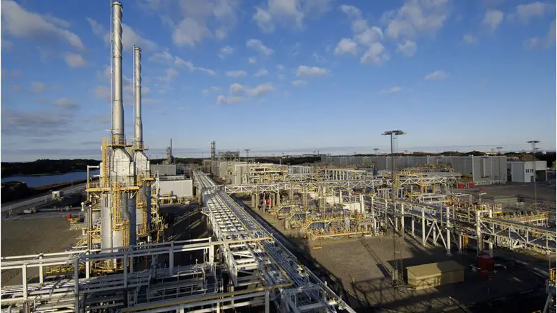 Des champs pétrolifères fermés après un accident de frégate 4 Des champs pétrolifères fermés après un accident de frégate - 3