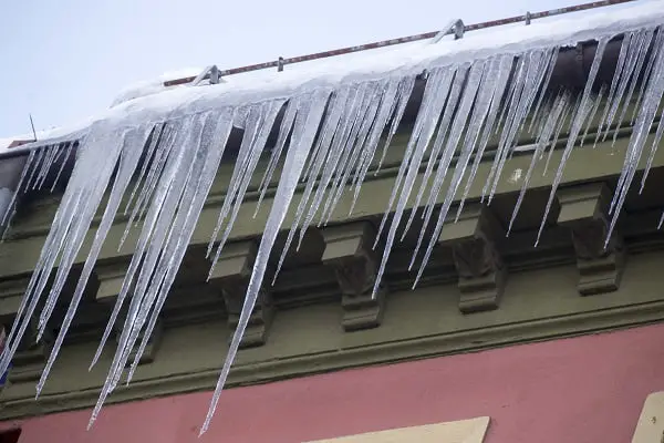 La police et les pompiers mettent en garde contre la glace sur les toits d'Oslo 4 La police et les pompiers mettent en garde contre la glace sur les toits d'Oslo - 3