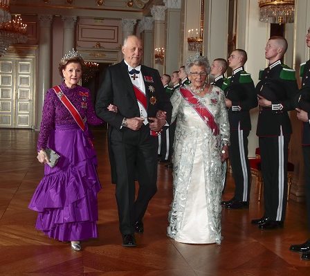 Le couple royal invite des diplomates au dîner de gala 12 Le couple royal invite des diplomates au dîner de gala - 11