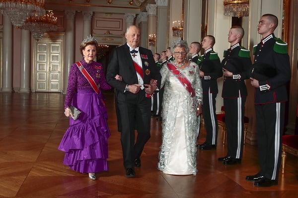 Le couple royal invite des diplomates au dîner de gala 4 Le couple royal invite des diplomates au dîner de gala - 3