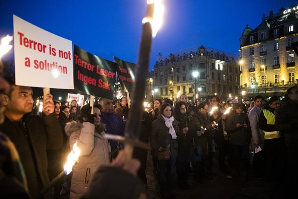 Les Norvégiens-Indiens tiennent un mémorial devant le Parlement 4 Les Norvégiens-Indiens tiennent un mémorial devant le Parlement - 3
