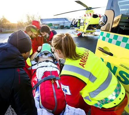 Les ambulanciers débordés par les spectateurs qui filment au lieu d'aider - 16