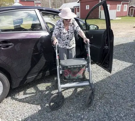 Les personnes âgées devraient être autorisées à conduire sans certificat de santé jusqu'à l'âge de 80 ans 26 Les personnes âgées devraient être autorisées à conduire sans certificat de santé jusqu'à l'âge de 80 ans - 25