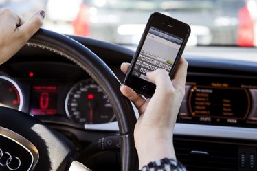 L'utilisation du téléphone portable dans les voitures entraînera 2 points - 18