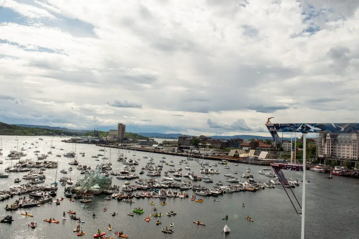 Événement Red Bull : des milliers de spectateurs se rassemblent pour regarder les plongeurs des falaises sauter de l'Opéra d'Oslo 4 Événement Red Bull : des milliers de spectateurs se rassemblent pour regarder les plongeurs des falaises sauter de l'Opéra d'Oslo - 3
