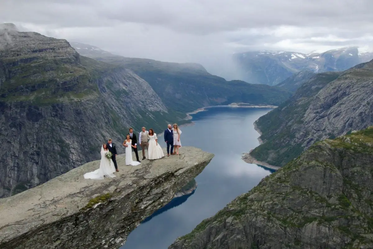 Pour la toute première fois, quatre couples se sont mariés sur la célèbre falaise de Trolltunga en Norvège - 3
