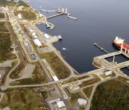 Pétrolier de frégate confondu avec le terminal pétrolier 17 Pétrolier de frégate confondu avec le terminal pétrolier - 16