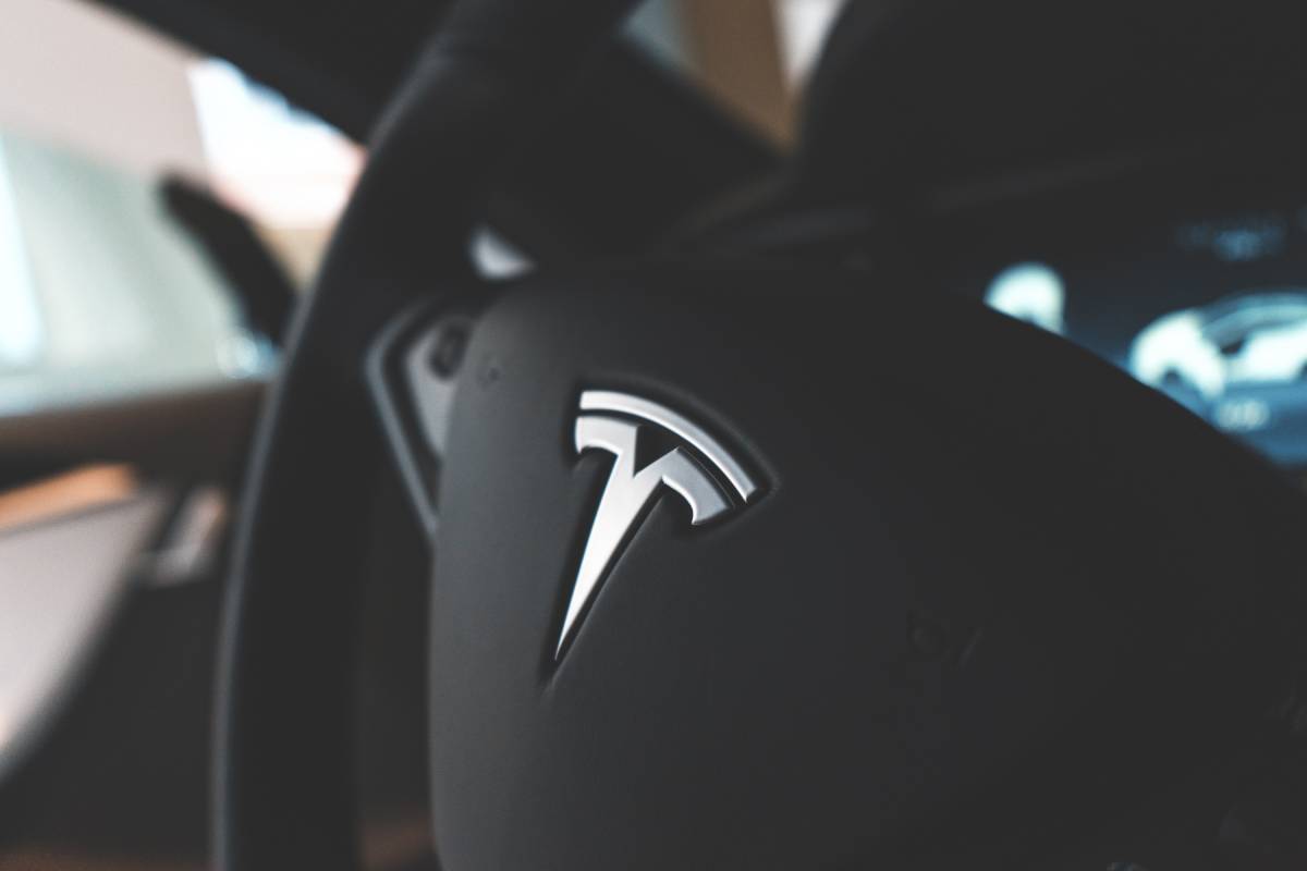 Une Tesla garée a pris feu dans un garage de Karmøy 4 Une Tesla garée a pris feu dans un garage de Karmøy - 3