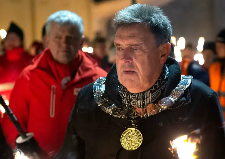 Beaucoup dans le défilé aux flambeaux sur Bryne - 3