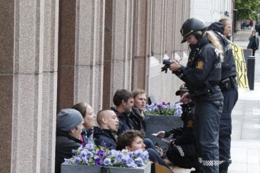 Des militants du climat collés à la Banque de Norvège - 18