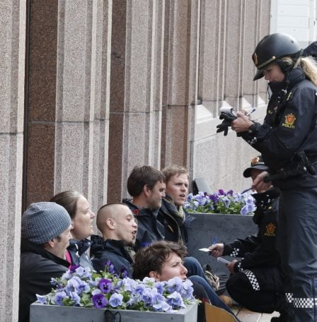 Des militants du climat collés à la Banque de Norvège 23 Des militants du climat collés à la Banque de Norvège - 22