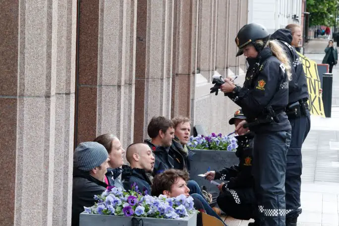 Des militants du climat collés à la Banque de Norvège - 3