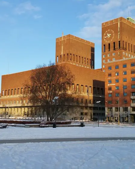Panneaux solaires sur le toit de l'hôtel de ville (Rådhus) à Oslo 22 Panneaux solaires sur le toit de l'hôtel de ville (Rådhus) à Oslo - 21