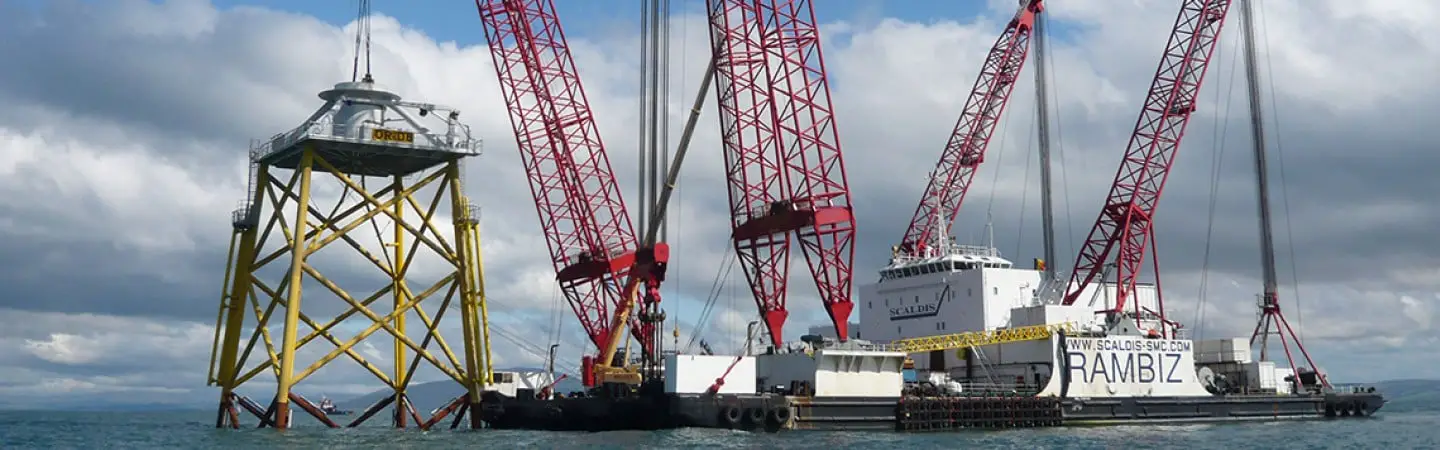 La barge retourne à quai pendant le sauvetage 4 La barge retourne à quai pendant le sauvetage - 3