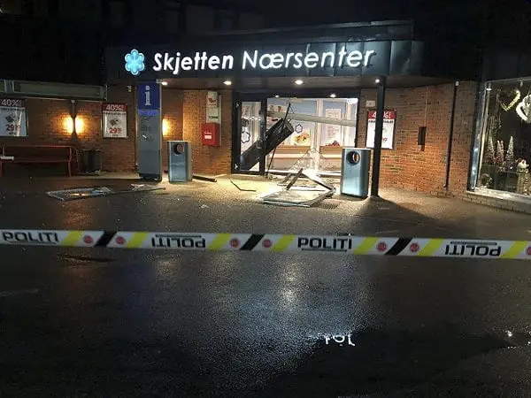 Écraser et saisir le cambriolage d'un guichet automatique dans un centre commercial 4 Écraser et saisir le cambriolage d'un guichet automatique dans un centre commercial - 3