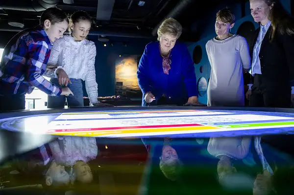 Erna Solberg ouvre un centre du saumon à Oslo 4 Erna Solberg ouvre un centre du saumon à Oslo - 3