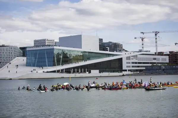 Une manifestation de surfeurs à Oslo demande à Equinor de laisser le pétrole se trouver dans la Great Australian Bight 4 Une manifestation de surfeurs à Oslo demande à Equinor de laisser le pétrole se trouver dans la Great Australian Bight - 3