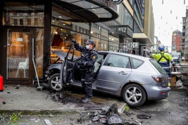 PHOTO : Une voiture traverse une clôture et pénètre dans une boulangerie dans le centre d'Oslo - 20