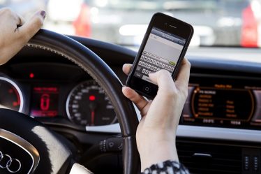 Deux sur trois ont utilisé des téléphones portables dans la voiture - 18