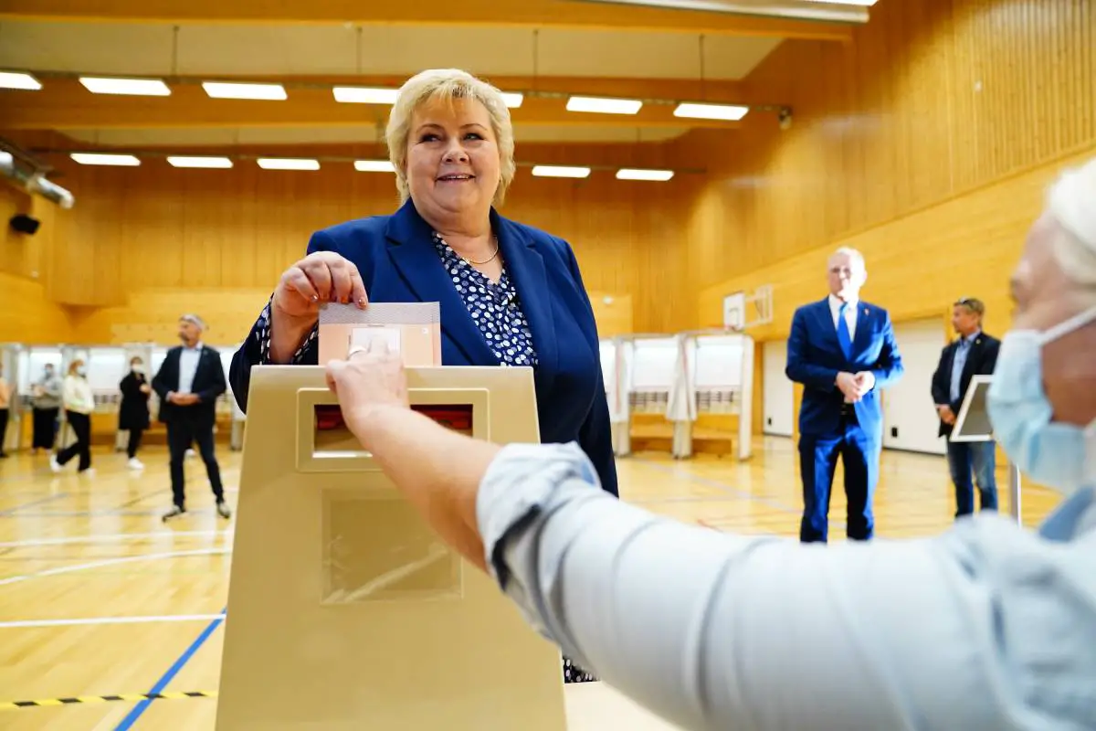 PHOTO : Erna Solberg vote à Bergen : "Je ne sais pas comment va se dérouler l'élection" 10 PHOTO : Erna Solberg vote à Bergen : "Je ne sais pas comment va se dérouler l'élection" - 9