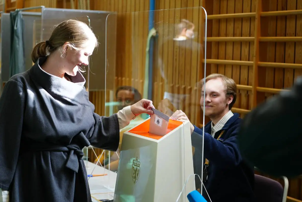 PHOTO : Une Bastholm a voté dans une école d'Oslo 10 PHOTO : Une Bastholm a voté dans une école d'Oslo - 9