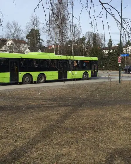 Beaucoup de gens utilisent la ceinture de sécurité dans le bus, mais beaucoup ne le font pas 2 Beaucoup de gens utilisent la ceinture de sécurité dans le bus, mais beaucoup ne le font pas - 1