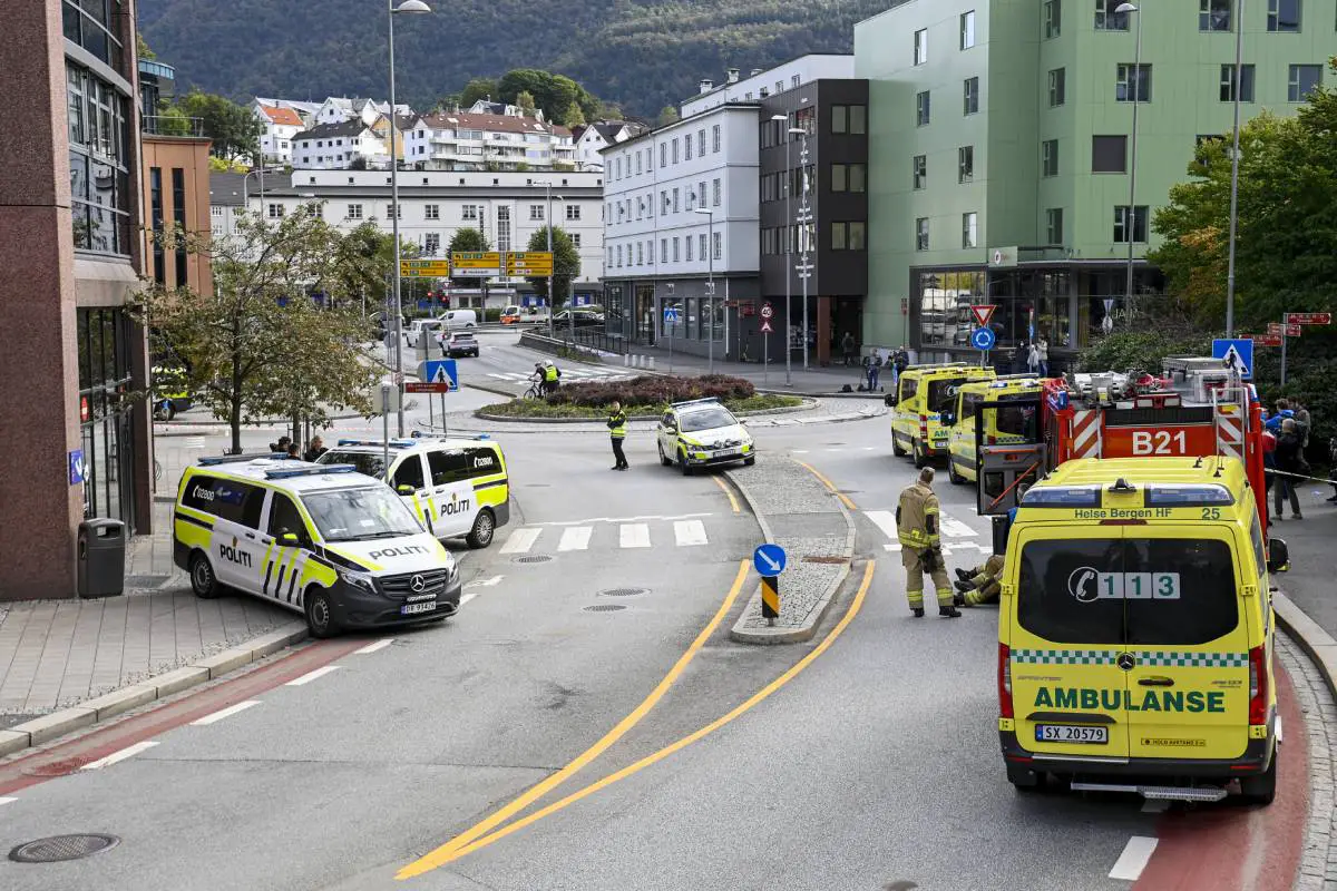 Deux personnes poignardées au bureau de NAV à Bergen, un auteur arrêté : « Nous fouillons le bâtiment » 4 Deux personnes poignardées au bureau de NAV à Bergen, un auteur arrêté : « Nous fouillons le bâtiment » - 3