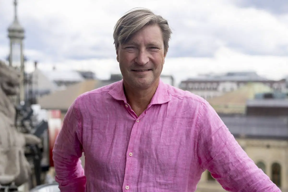 Un politicien du FRP a offert 1 000 couronnes à une fille de 15 ans pour enlever son hijab 4 Un politicien du FRP a offert 1 000 couronnes à une fille de 15 ans pour enlever son hijab - 3