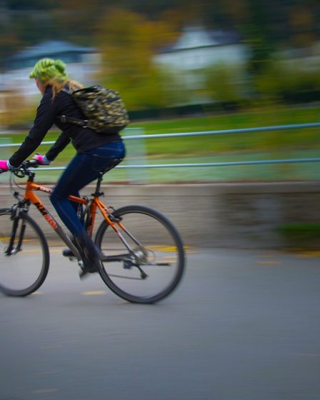 Les cyclistes utilisant des téléphones portables sont un problème croissant - 25