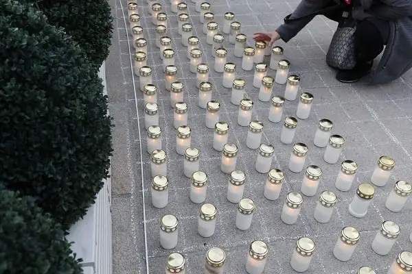 Des bougies allumées pour les victimes de suicide - 3