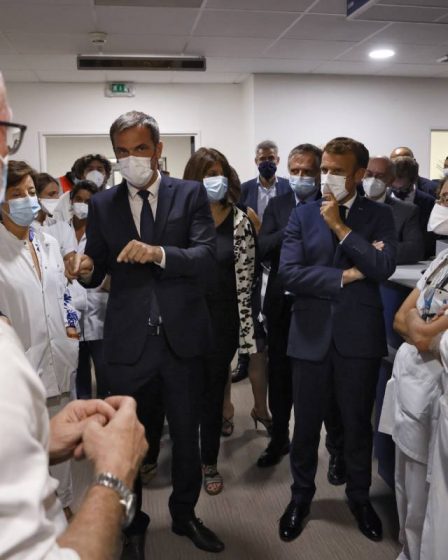 Environ 3 000 agents de santé non vaccinés ont été licenciés sans salaire en France - 19