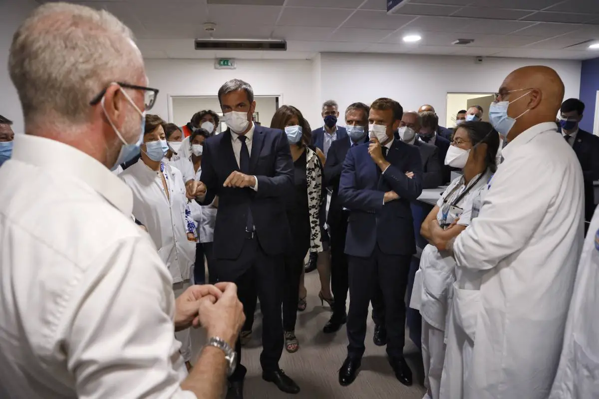 Environ 3 000 agents de santé non vaccinés ont été licenciés sans salaire en France - 3