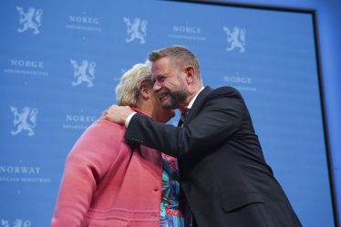 PHOTO : Solberg et Høie ont célébré la réouverture avec un câlin : "Les Norvégiens ont fait un effort énorme" - 18