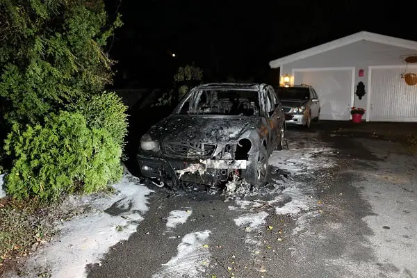 Incendie d'une nouvelle voiture à Oslo 4 Incendie d'une nouvelle voiture à Oslo - 3