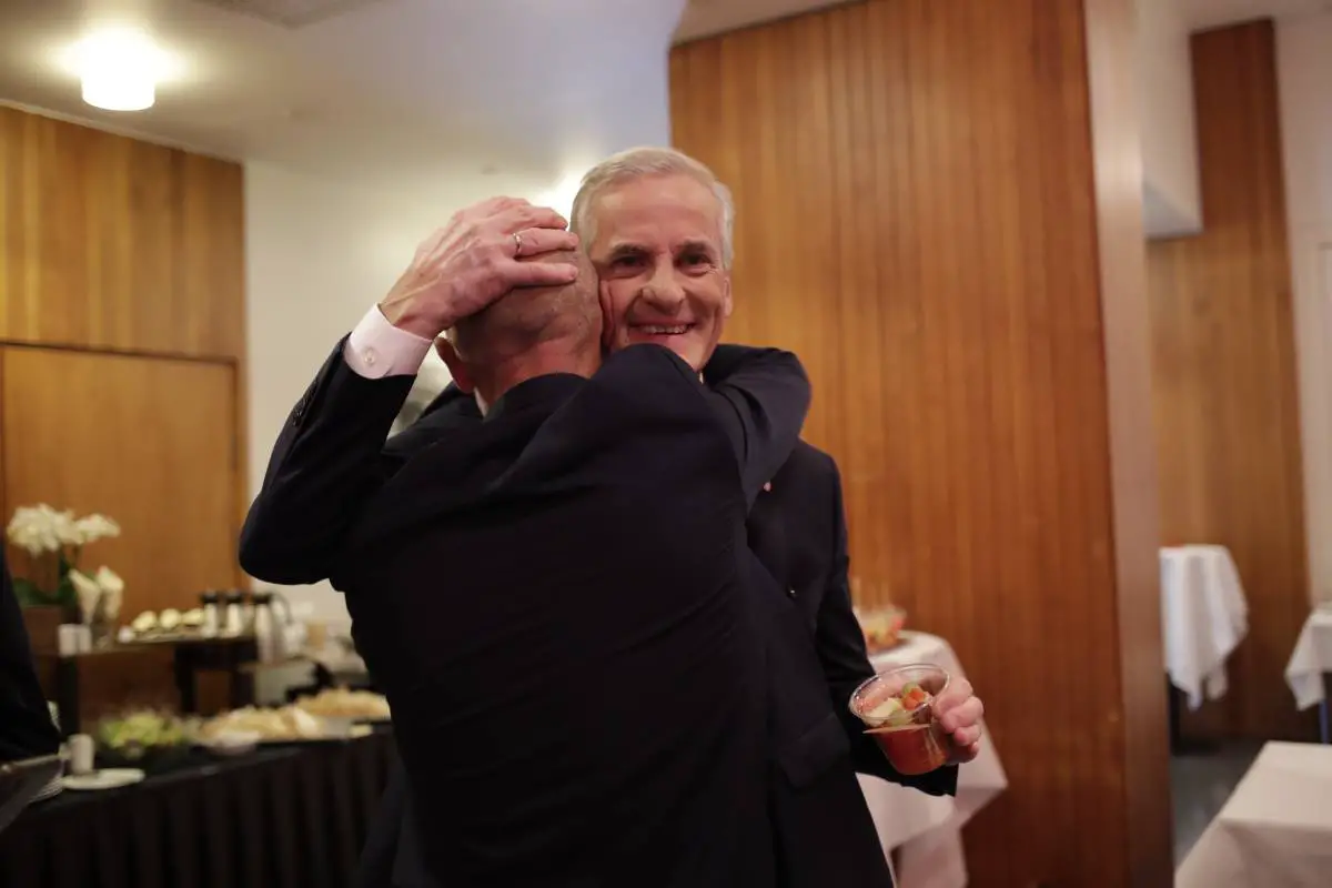 Les travailleurs norvégiens du secteur culturel reprochent aux politiciens de s'être serrés dans leurs bras le jour des élections : "Tout simplement pas d'accord" 4 Les travailleurs norvégiens du secteur culturel reprochent aux politiciens de s'être serrés dans leurs bras le jour des élections : "Tout simplement pas d'accord" - 3