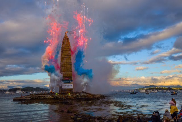 Le feu de joie à Ålesund était de 36 mètres de haut 4 Le feu de joie à Ålesund était de 36 mètres de haut - 3