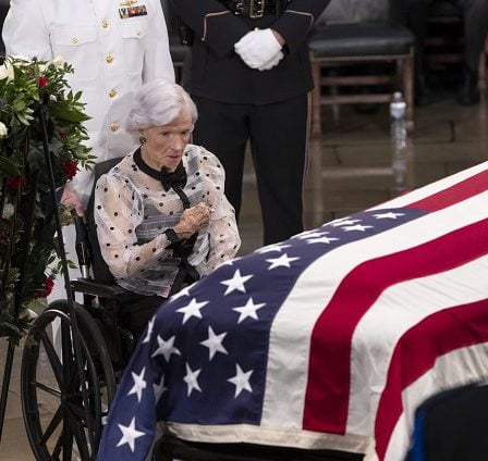 Les Américains disent adieu à John McCain 2 Les Américains disent adieu à John McCain - 1